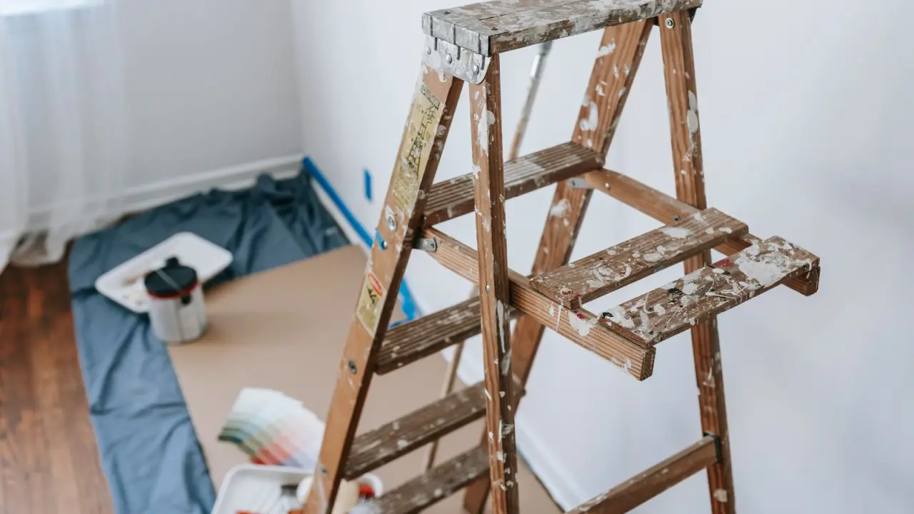 Materiel de peinture prepare dans une piece en chantier