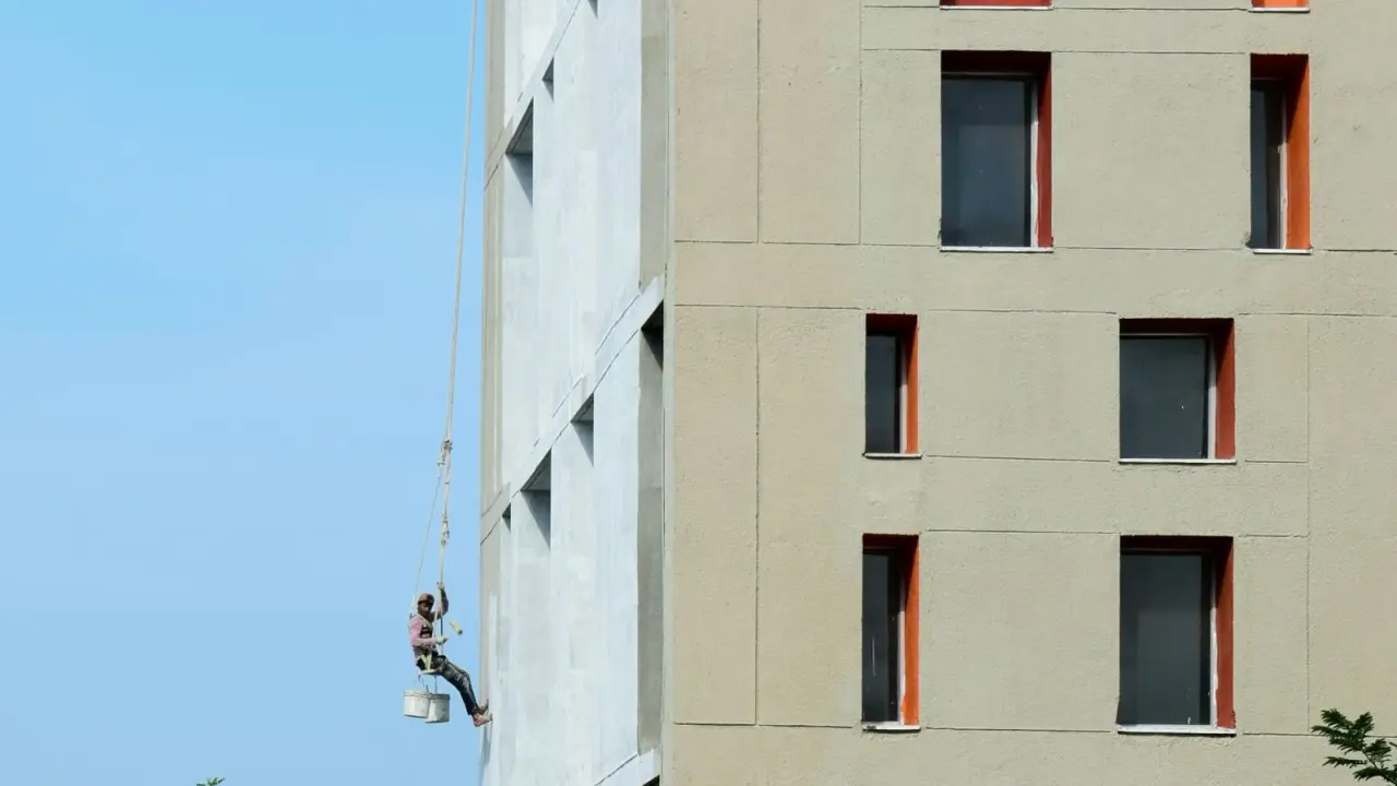 Travaux de peinture sur la facade d'un batiment expose