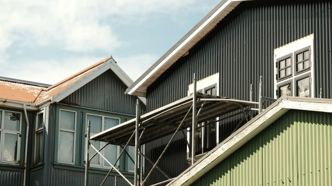 Chantier exterieur avec echafaudage sur une maison individuelle