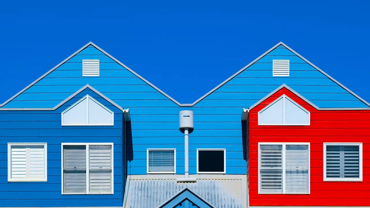 Facades de maisons individuelles peintes en couleurs contrastees